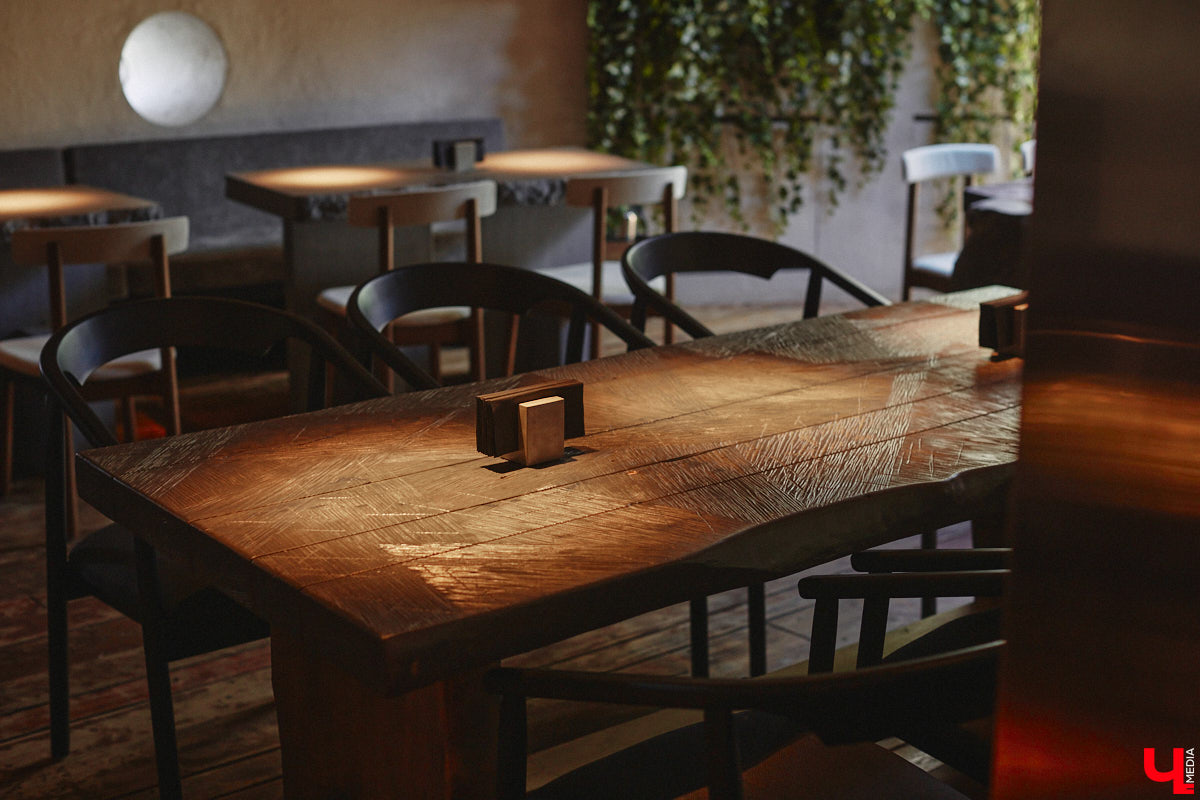 В центре Владимира немало различных кафе и ресторанов, поэтому выделиться на их фоне непросто. Однако открывшемуся пару месяцев назад гранд-бистро «Меряне» это удалось за счет необычного дизайна помещения и продуманного до мелочей меню. Все самые интересные детали о новом месте ищите в нашем фоторепортаже.