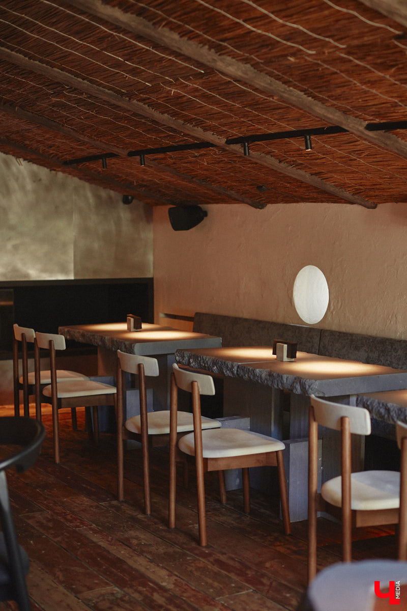 В центре Владимира немало различных кафе и ресторанов, поэтому выделиться на их фоне непросто. Однако открывшемуся пару месяцев назад гранд-бистро «Меряне» это удалось за счет необычного дизайна помещения и продуманного до мелочей меню. Все самые интересные детали о новом месте ищите в нашем фоторепортаже.