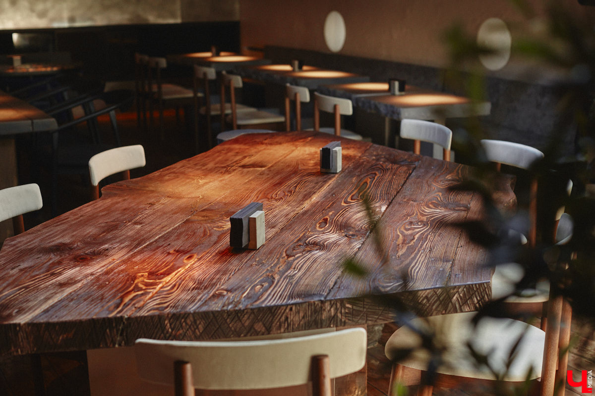 В центре Владимира немало различных кафе и ресторанов, поэтому выделиться на их фоне непросто. Однако открывшемуся пару месяцев назад гранд-бистро «Меряне» это удалось за счет необычного дизайна помещения и продуманного до мелочей меню. Все самые интересные детали о новом месте ищите в нашем фоторепортаже.