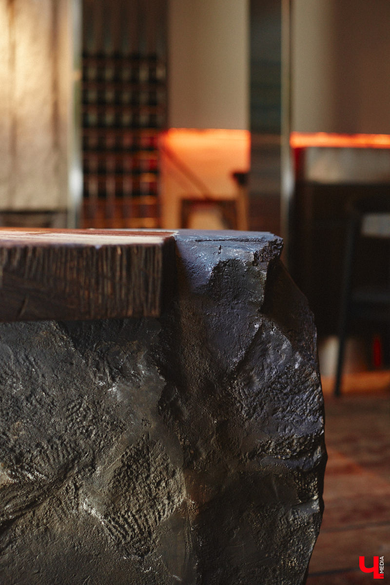 В центре Владимира немало различных кафе и ресторанов, поэтому выделиться на их фоне непросто. Однако открывшемуся пару месяцев назад гранд-бистро «Меряне» это удалось за счет необычного дизайна помещения и продуманного до мелочей меню. Все самые интересные детали о новом месте ищите в нашем фоторепортаже.