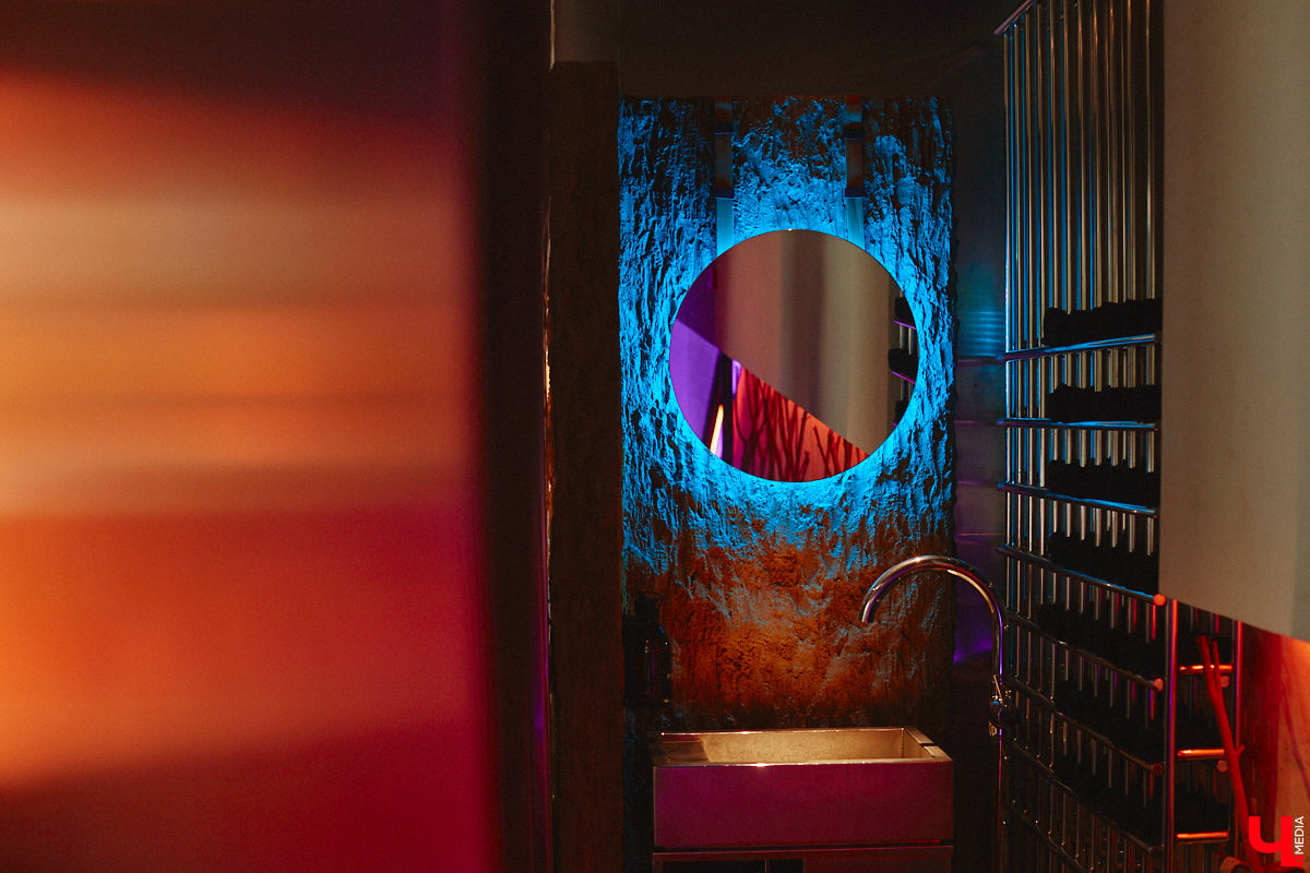 В центре Владимира немало различных кафе и ресторанов, поэтому выделиться на их фоне непросто. Однако открывшемуся пару месяцев назад гранд-бистро «Меряне» это удалось за счет необычного дизайна помещения и продуманного до мелочей меню. Все самые интересные детали о новом месте ищите в нашем фоторепортаже.