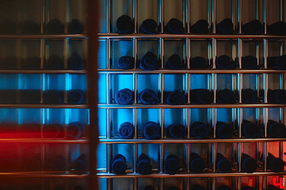 В центре Владимира немало различных кафе и ресторанов, поэтому выделиться на их фоне непросто. Однако открывшемуся пару месяцев назад гранд-бистро «Меряне» это удалось за счет необычного дизайна помещения и продуманного до мелочей меню. Все самые интересные детали о новом месте ищите в нашем фоторепортаже.