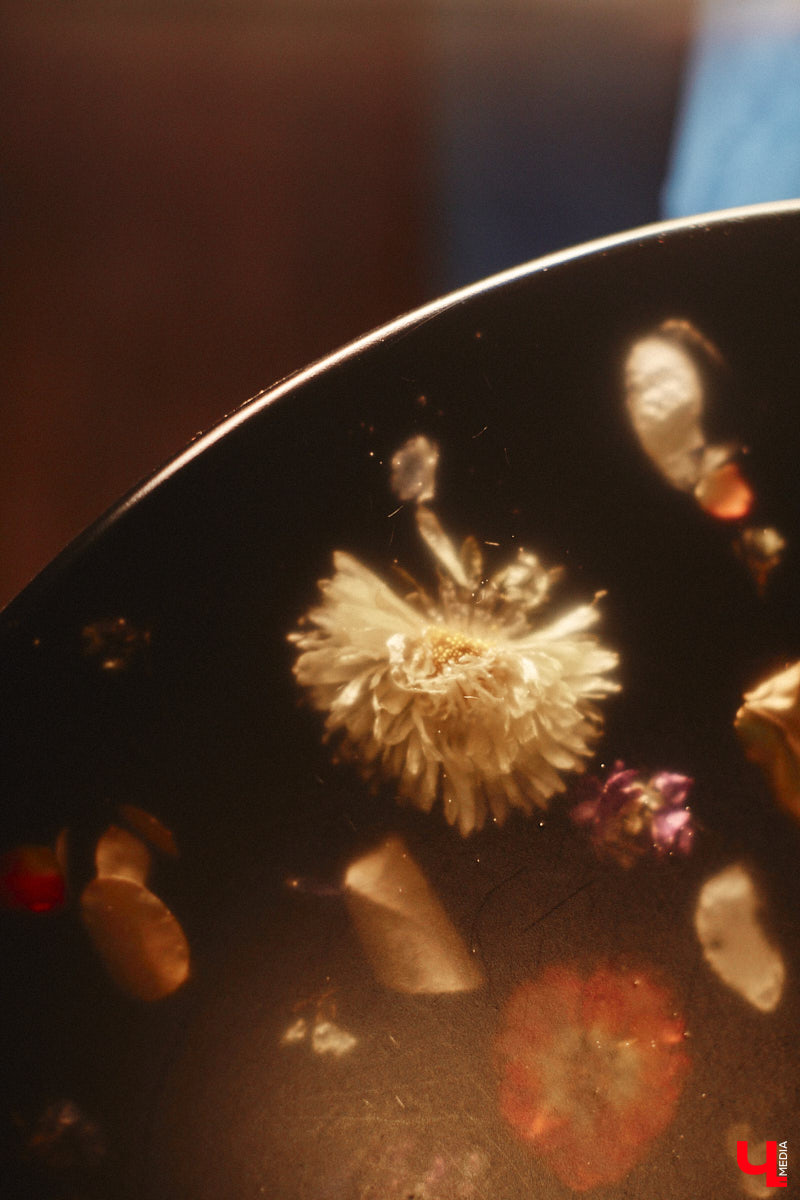 В центре Владимира немало различных кафе и ресторанов, поэтому выделиться на их фоне непросто. Однако открывшемуся пару месяцев назад гранд-бистро «Меряне» это удалось за счет необычного дизайна помещения и продуманного до мелочей меню. Все самые интересные детали о новом месте ищите в нашем фоторепортаже.