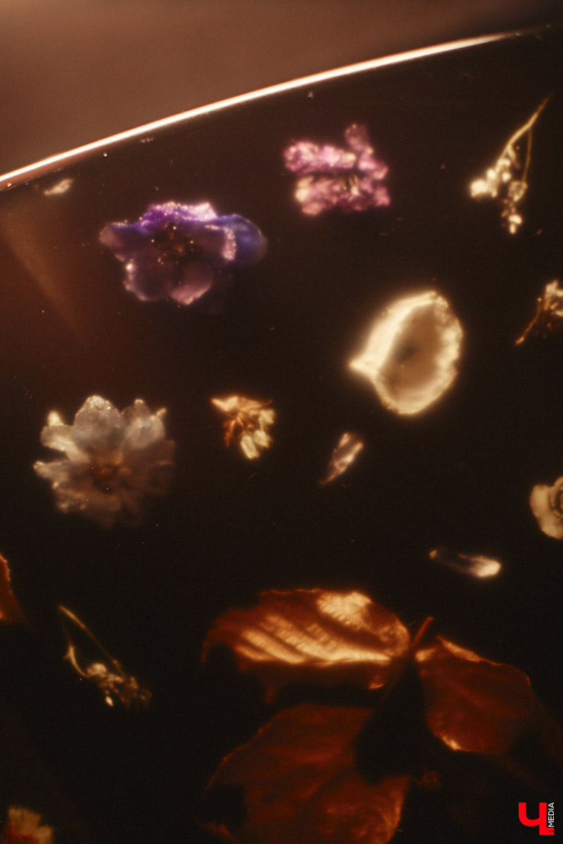 В центре Владимира немало различных кафе и ресторанов, поэтому выделиться на их фоне непросто. Однако открывшемуся пару месяцев назад гранд-бистро «Меряне» это удалось за счет необычного дизайна помещения и продуманного до мелочей меню. Все самые интересные детали о новом месте ищите в нашем фоторепортаже.