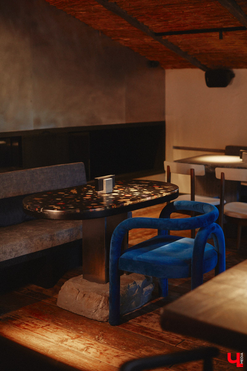 В центре Владимира немало различных кафе и ресторанов, поэтому выделиться на их фоне непросто. Однако открывшемуся пару месяцев назад гранд-бистро «Меряне» это удалось за счет необычного дизайна помещения и продуманного до мелочей меню. Все самые интересные детали о новом месте ищите в нашем фоторепортаже.