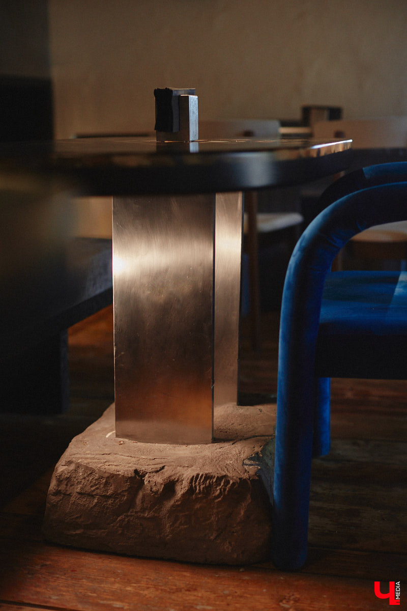 В центре Владимира немало различных кафе и ресторанов, поэтому выделиться на их фоне непросто. Однако открывшемуся пару месяцев назад гранд-бистро «Меряне» это удалось за счет необычного дизайна помещения и продуманного до мелочей меню. Все самые интересные детали о новом месте ищите в нашем фоторепортаже.