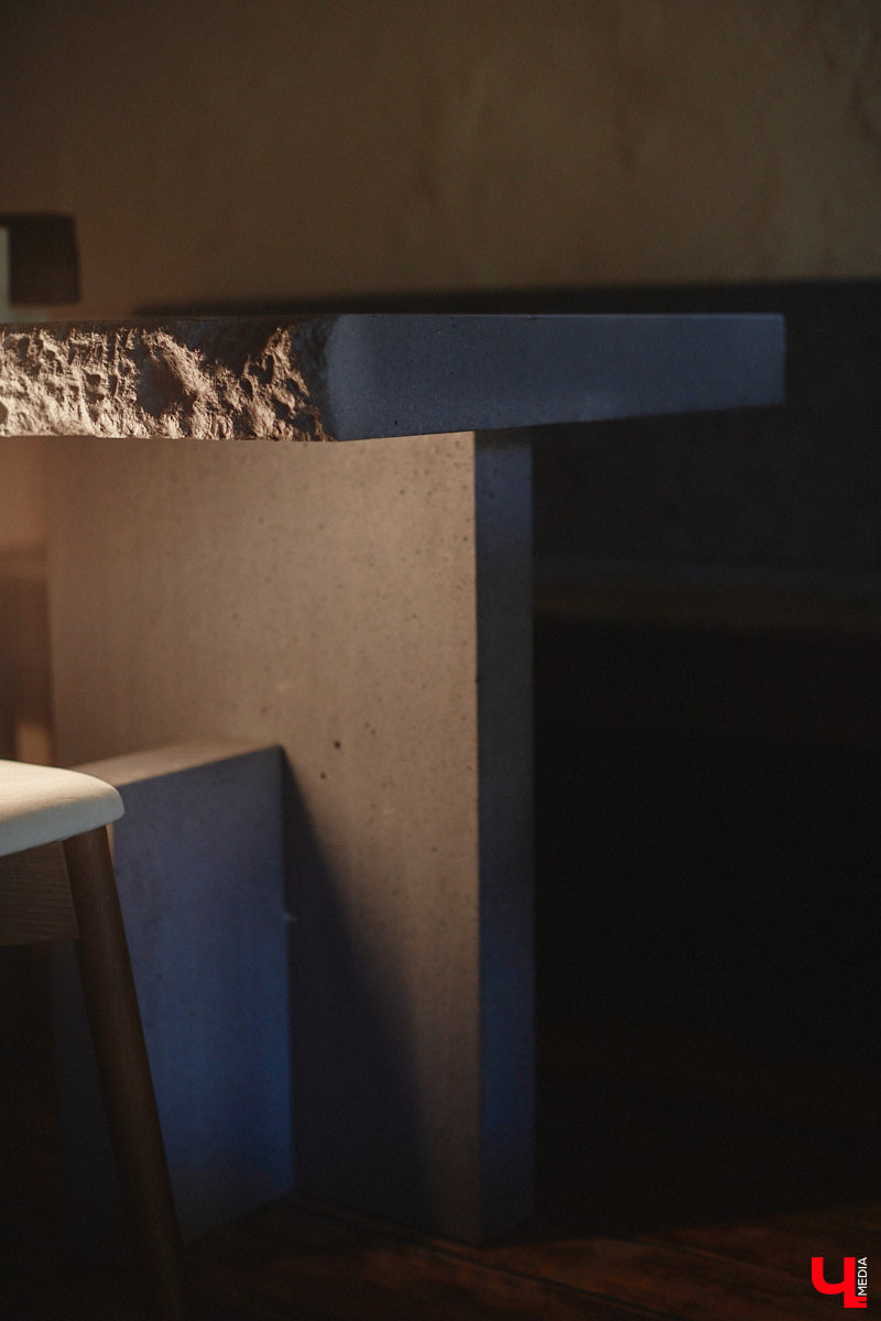 В центре Владимира немало различных кафе и ресторанов, поэтому выделиться на их фоне непросто. Однако открывшемуся пару месяцев назад гранд-бистро «Меряне» это удалось за счет необычного дизайна помещения и продуманного до мелочей меню. Все самые интересные детали о новом месте ищите в нашем фоторепортаже.