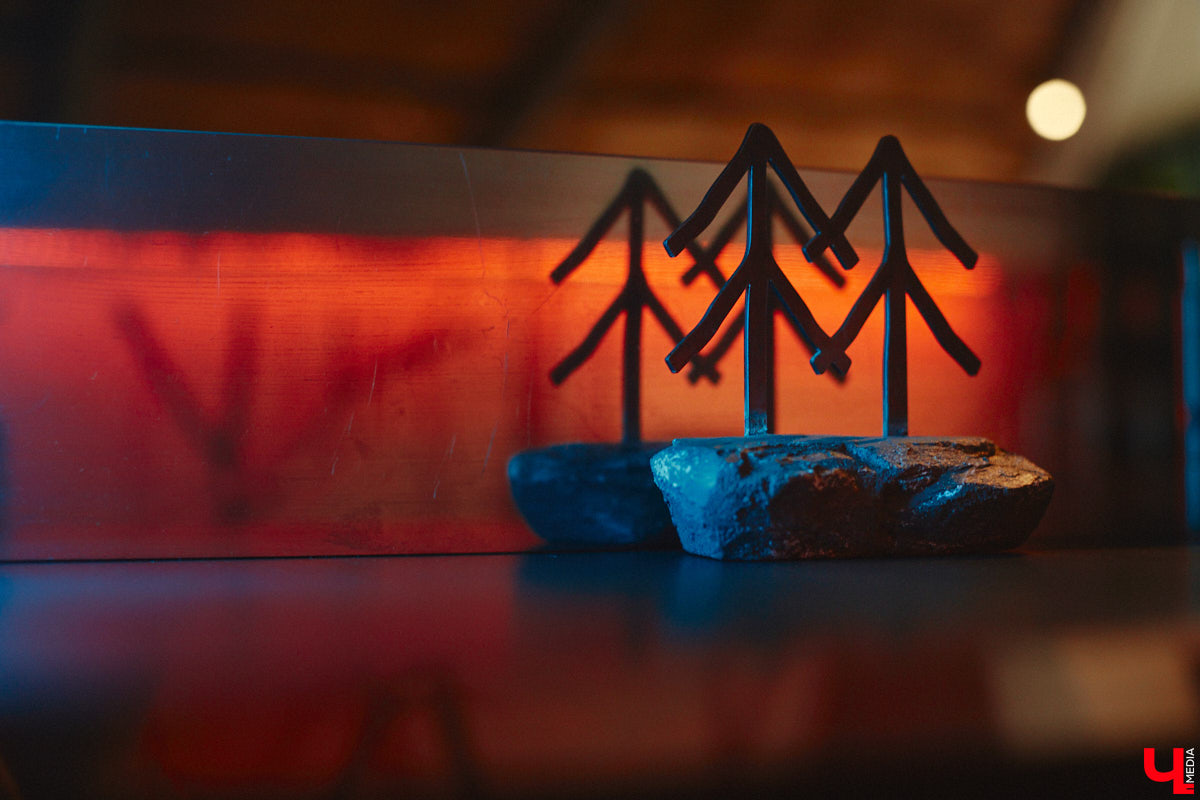 В центре Владимира немало различных кафе и ресторанов, поэтому выделиться на их фоне непросто. Однако открывшемуся пару месяцев назад гранд-бистро «Меряне» это удалось за счет необычного дизайна помещения и продуманного до мелочей меню. Все самые интересные детали о новом месте ищите в нашем фоторепортаже.