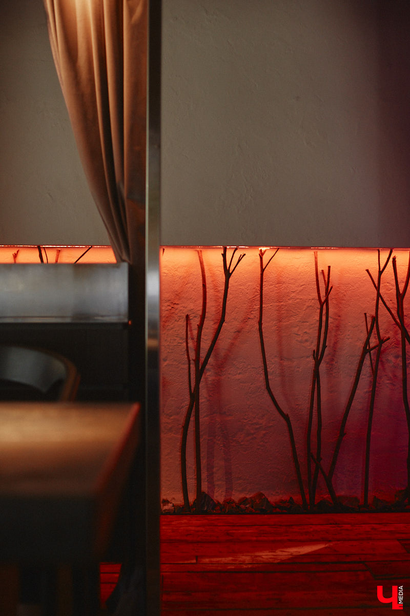 В центре Владимира немало различных кафе и ресторанов, поэтому выделиться на их фоне непросто. Однако открывшемуся пару месяцев назад гранд-бистро «Меряне» это удалось за счет необычного дизайна помещения и продуманного до мелочей меню. Все самые интересные детали о новом месте ищите в нашем фоторепортаже.