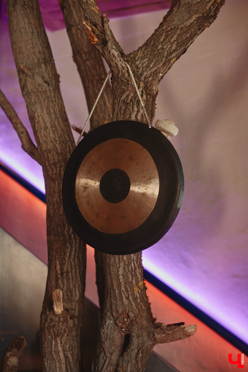 В центре Владимира немало различных кафе и ресторанов, поэтому выделиться на их фоне непросто. Однако открывшемуся пару месяцев назад гранд-бистро «Меряне» это удалось за счет необычного дизайна помещения и продуманного до мелочей меню. Все самые интересные детали о новом месте ищите в нашем фоторепортаже.