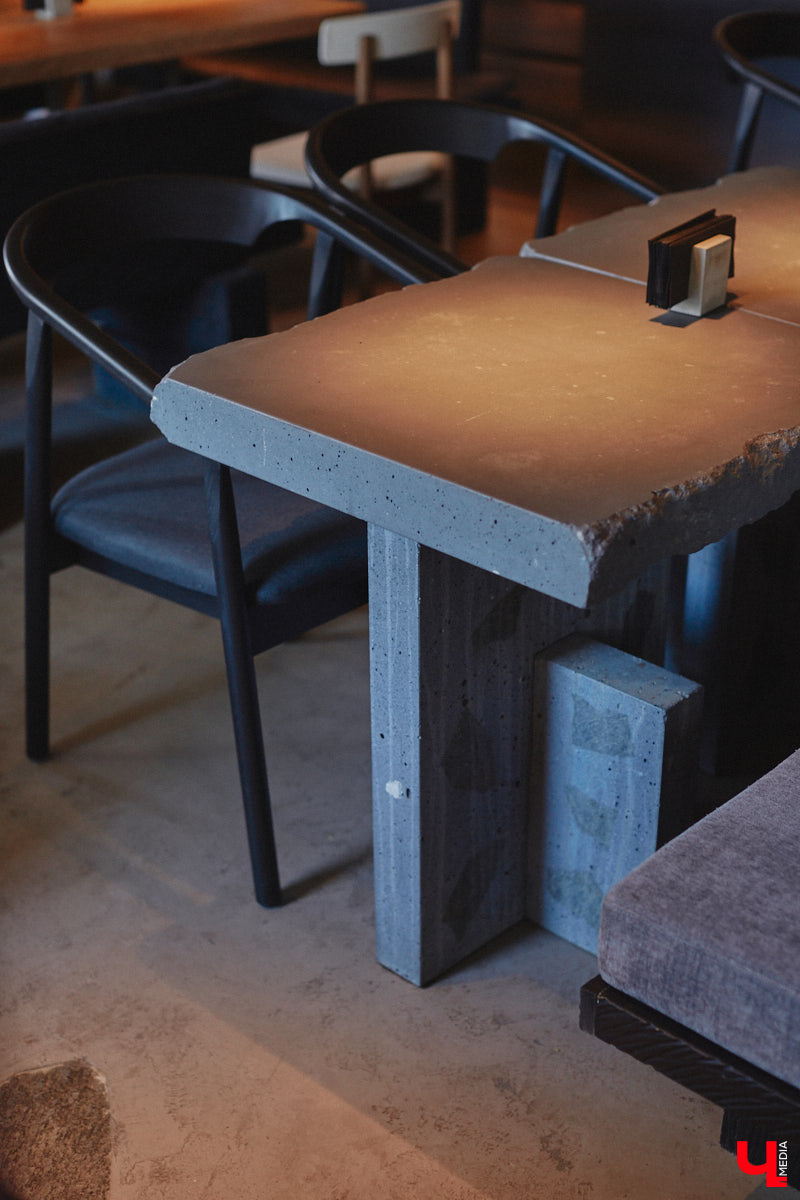 В центре Владимира немало различных кафе и ресторанов, поэтому выделиться на их фоне непросто. Однако открывшемуся пару месяцев назад гранд-бистро «Меряне» это удалось за счет необычного дизайна помещения и продуманного до мелочей меню. Все самые интересные детали о новом месте ищите в нашем фоторепортаже.