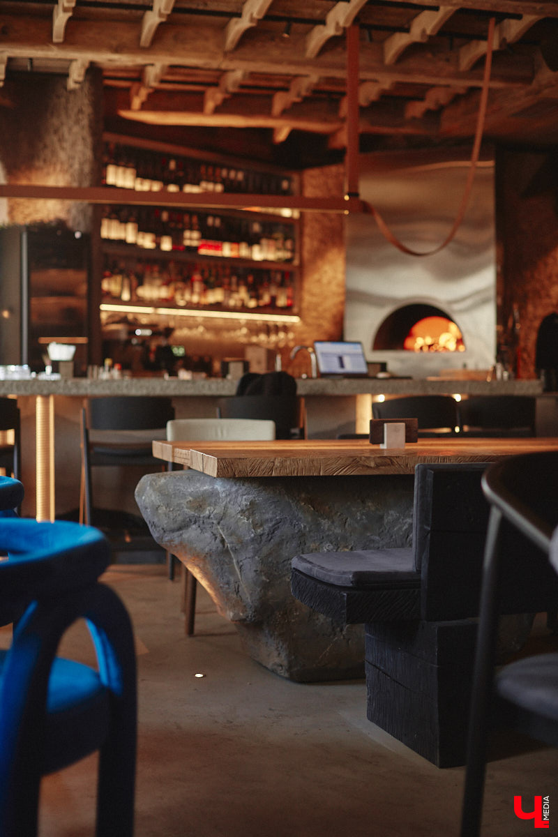 В центре Владимира немало различных кафе и ресторанов, поэтому выделиться на их фоне непросто. Однако открывшемуся пару месяцев назад гранд-бистро «Меряне» это удалось за счет необычного дизайна помещения и продуманного до мелочей меню. Все самые интересные детали о новом месте ищите в нашем фоторепортаже.