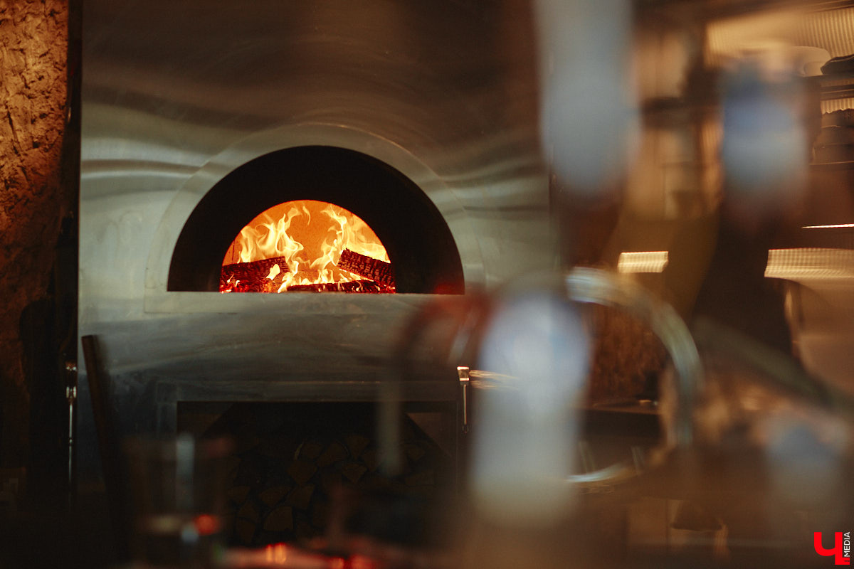 В центре Владимира немало различных кафе и ресторанов, поэтому выделиться на их фоне непросто. Однако открывшемуся пару месяцев назад гранд-бистро «Меряне» это удалось за счет необычного дизайна помещения и продуманного до мелочей меню. Все самые интересные детали о новом месте ищите в нашем фоторепортаже.