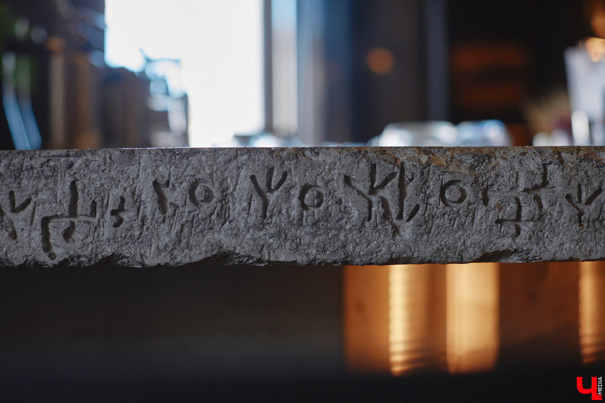 В центре Владимира немало различных кафе и ресторанов, поэтому выделиться на их фоне непросто. Однако открывшемуся пару месяцев назад гранд-бистро «Меряне» это удалось за счет необычного дизайна помещения и продуманного до мелочей меню. Все самые интересные детали о новом месте ищите в нашем фоторепортаже.