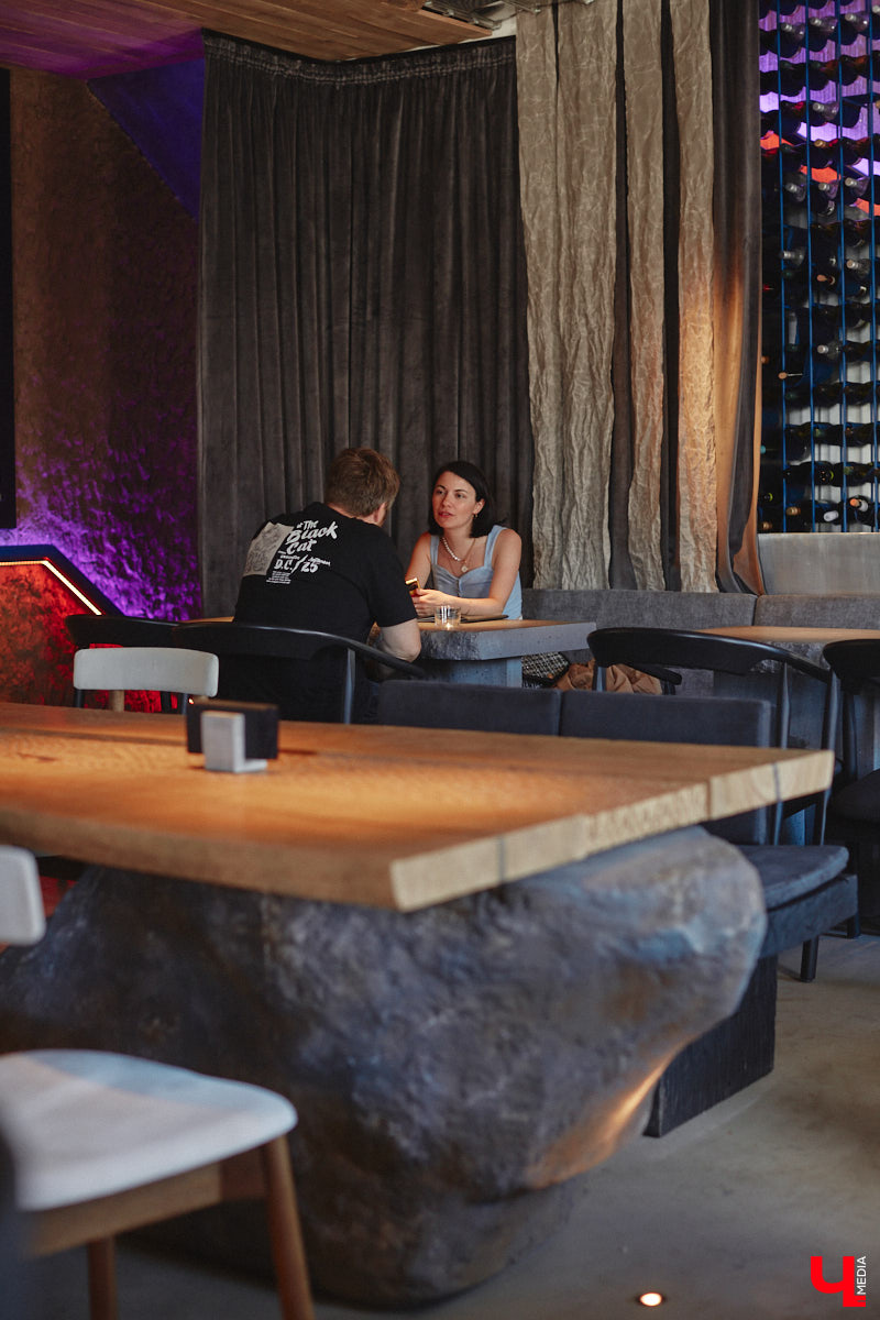 В центре Владимира немало различных кафе и ресторанов, поэтому выделиться на их фоне непросто. Однако открывшемуся пару месяцев назад гранд-бистро «Меряне» это удалось за счет необычного дизайна помещения и продуманного до мелочей меню. Все самые интересные детали о новом месте ищите в нашем фоторепортаже.