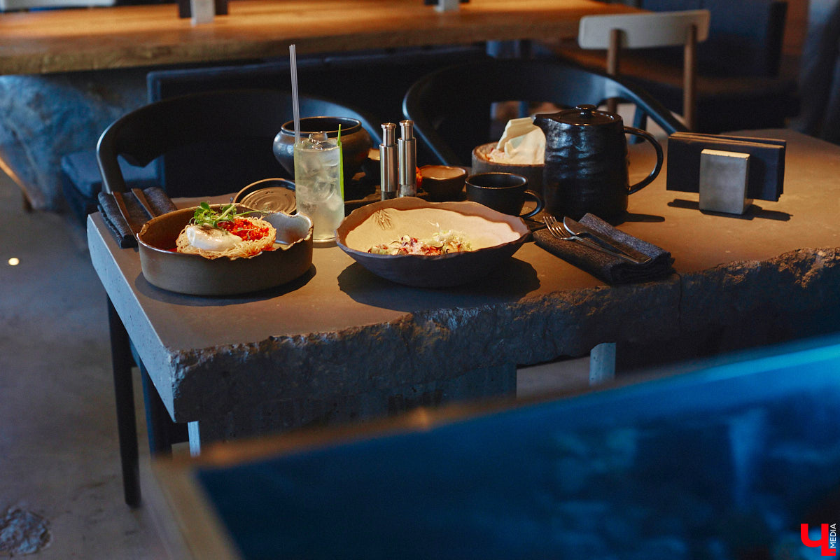 В центре Владимира немало различных кафе и ресторанов, поэтому выделиться на их фоне непросто. Однако открывшемуся пару месяцев назад гранд-бистро «Меряне» это удалось за счет необычного дизайна помещения и продуманного до мелочей меню. Все самые интересные детали о новом месте ищите в нашем фоторепортаже.