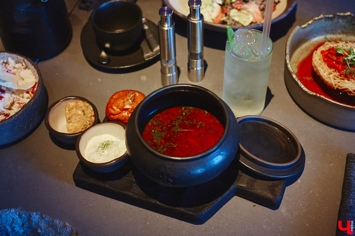 В центре Владимира немало различных кафе и ресторанов, поэтому выделиться на их фоне непросто. Однако открывшемуся пару месяцев назад гранд-бистро «Меряне» это удалось за счет необычного дизайна помещения и продуманного до мелочей меню. Все самые интересные детали о новом месте ищите в нашем фоторепортаже.