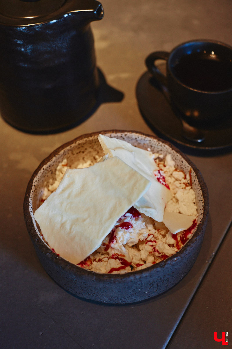 В центре Владимира немало различных кафе и ресторанов, поэтому выделиться на их фоне непросто. Однако открывшемуся пару месяцев назад гранд-бистро «Меряне» это удалось за счет необычного дизайна помещения и продуманного до мелочей меню. Все самые интересные детали о новом месте ищите в нашем фоторепортаже.