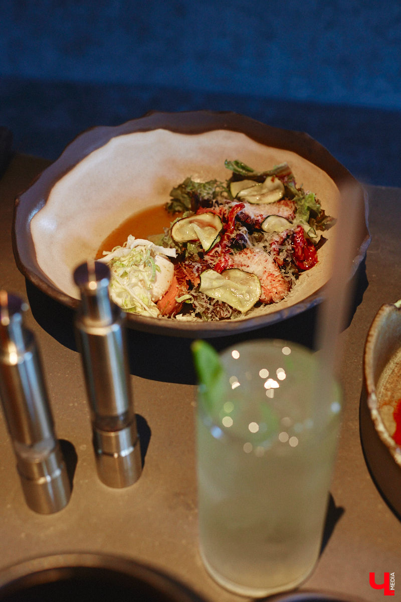 В центре Владимира немало различных кафе и ресторанов, поэтому выделиться на их фоне непросто. Однако открывшемуся пару месяцев назад гранд-бистро «Меряне» это удалось за счет необычного дизайна помещения и продуманного до мелочей меню. Все самые интересные детали о новом месте ищите в нашем фоторепортаже.