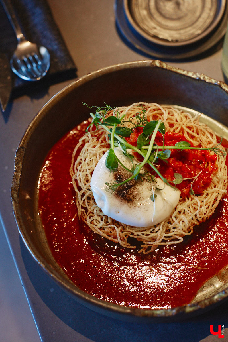 В центре Владимира немало различных кафе и ресторанов, поэтому выделиться на их фоне непросто. Однако открывшемуся пару месяцев назад гранд-бистро «Меряне» это удалось за счет необычного дизайна помещения и продуманного до мелочей меню. Все самые интересные детали о новом месте ищите в нашем фоторепортаже.