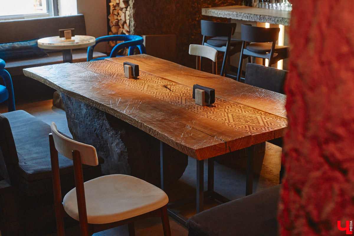 В центре Владимира немало различных кафе и ресторанов, поэтому выделиться на их фоне непросто. Однако открывшемуся пару месяцев назад гранд-бистро «Меряне» это удалось за счет необычного дизайна помещения и продуманного до мелочей меню. Все самые интересные детали о новом месте ищите в нашем фоторепортаже.