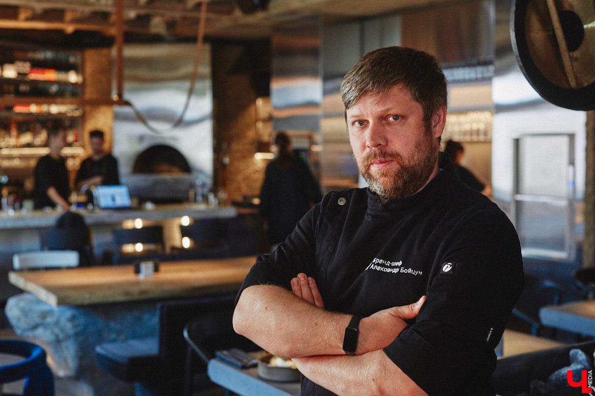 В центре Владимира немало различных кафе и ресторанов, поэтому выделиться на их фоне непросто. Однако открывшемуся пару месяцев назад гранд-бистро «Меряне» это удалось за счет необычного дизайна помещения и продуманного до мелочей меню. Все самые интересные детали о новом месте ищите в нашем фоторепортаже.