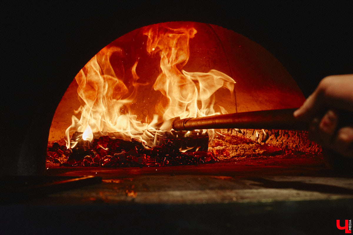 В центре Владимира немало различных кафе и ресторанов, поэтому выделиться на их фоне непросто. Однако открывшемуся пару месяцев назад гранд-бистро «Меряне» это удалось за счет необычного дизайна помещения и продуманного до мелочей меню. Все самые интересные детали о новом месте ищите в нашем фоторепортаже.