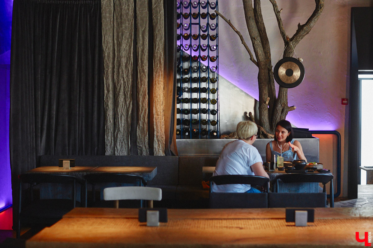 В центре Владимира немало различных кафе и ресторанов, поэтому выделиться на их фоне непросто. Однако открывшемуся пару месяцев назад гранд-бистро «Меряне» это удалось за счет необычного дизайна помещения и продуманного до мелочей меню. Все самые интересные детали о новом месте ищите в нашем фоторепортаже.