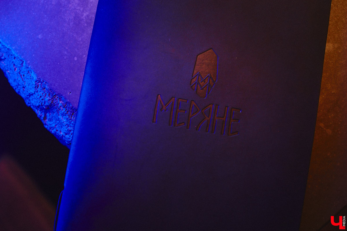 В центре Владимира немало различных кафе и ресторанов, поэтому выделиться на их фоне непросто. Однако открывшемуся пару месяцев назад гранд-бистро «Меряне» это удалось за счет необычного дизайна помещения и продуманного до мелочей меню. Все самые интересные детали о новом месте ищите в нашем фоторепортаже.