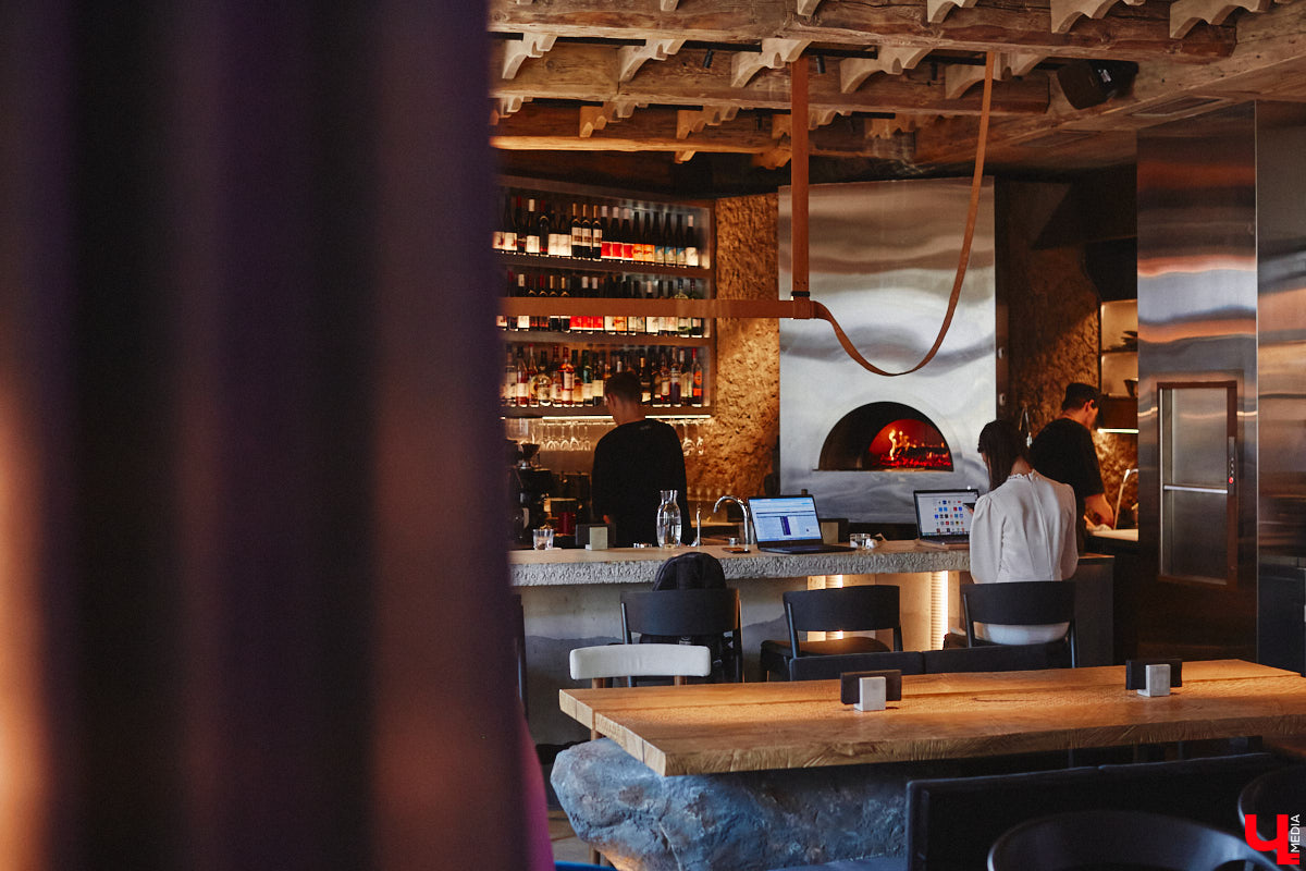 В центре Владимира немало различных кафе и ресторанов, поэтому выделиться на их фоне непросто. Однако открывшемуся пару месяцев назад гранд-бистро «Меряне» это удалось за счет необычного дизайна помещения и продуманного до мелочей меню. Все самые интересные детали о новом месте ищите в нашем фоторепортаже.