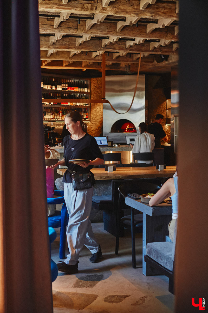 В центре Владимира немало различных кафе и ресторанов, поэтому выделиться на их фоне непросто. Однако открывшемуся пару месяцев назад гранд-бистро «Меряне» это удалось за счет необычного дизайна помещения и продуманного до мелочей меню. Все самые интересные детали о новом месте ищите в нашем фоторепортаже.