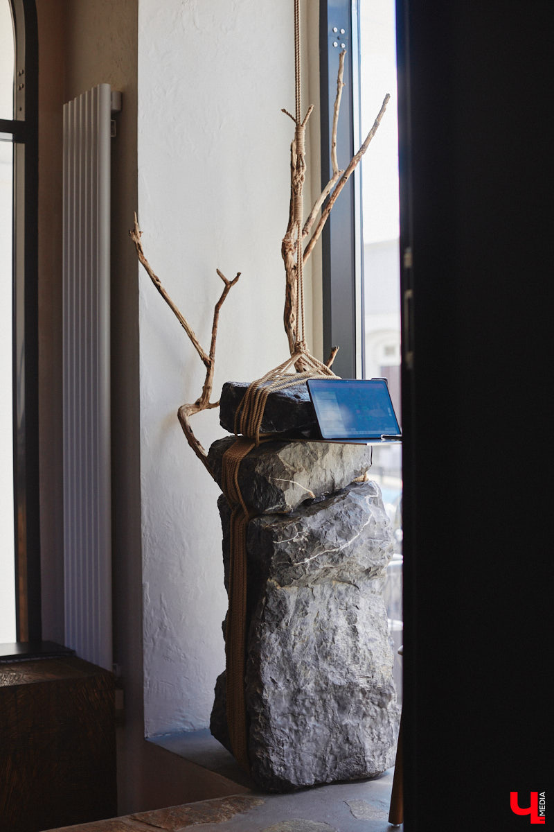 В центре Владимира немало различных кафе и ресторанов, поэтому выделиться на их фоне непросто. Однако открывшемуся пару месяцев назад гранд-бистро «Меряне» это удалось за счет необычного дизайна помещения и продуманного до мелочей меню. Все самые интересные детали о новом месте ищите в нашем фоторепортаже.