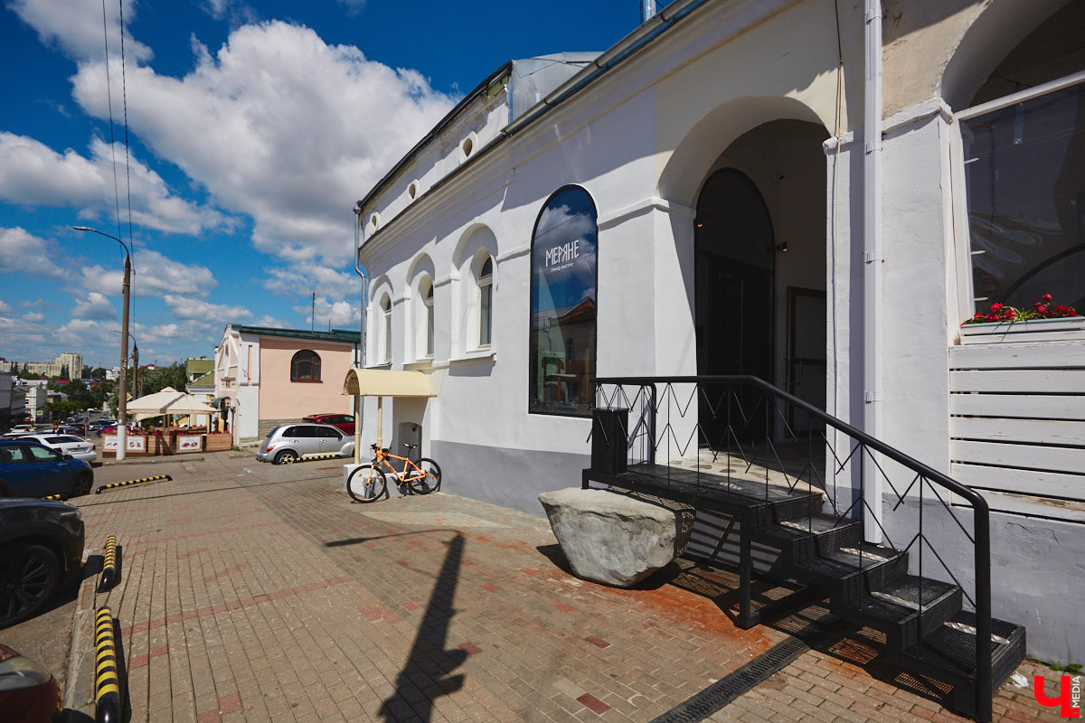 В центре Владимира немало различных кафе и ресторанов, поэтому выделиться на их фоне непросто. Однако открывшемуся пару месяцев назад гранд-бистро «Меряне» это удалось за счет необычного дизайна помещения и продуманного до мелочей меню. Все самые интересные детали о новом месте ищите в нашем фоторепортаже.