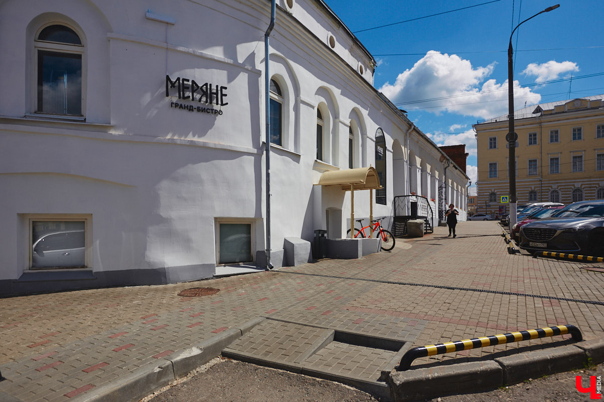 В центре Владимира немало различных кафе и ресторанов, поэтому выделиться на их фоне непросто. Однако открывшемуся пару месяцев назад гранд-бистро «Меряне» это удалось за счет необычного дизайна помещения и продуманного до мелочей меню. Все самые интересные детали о новом месте ищите в нашем фоторепортаже.