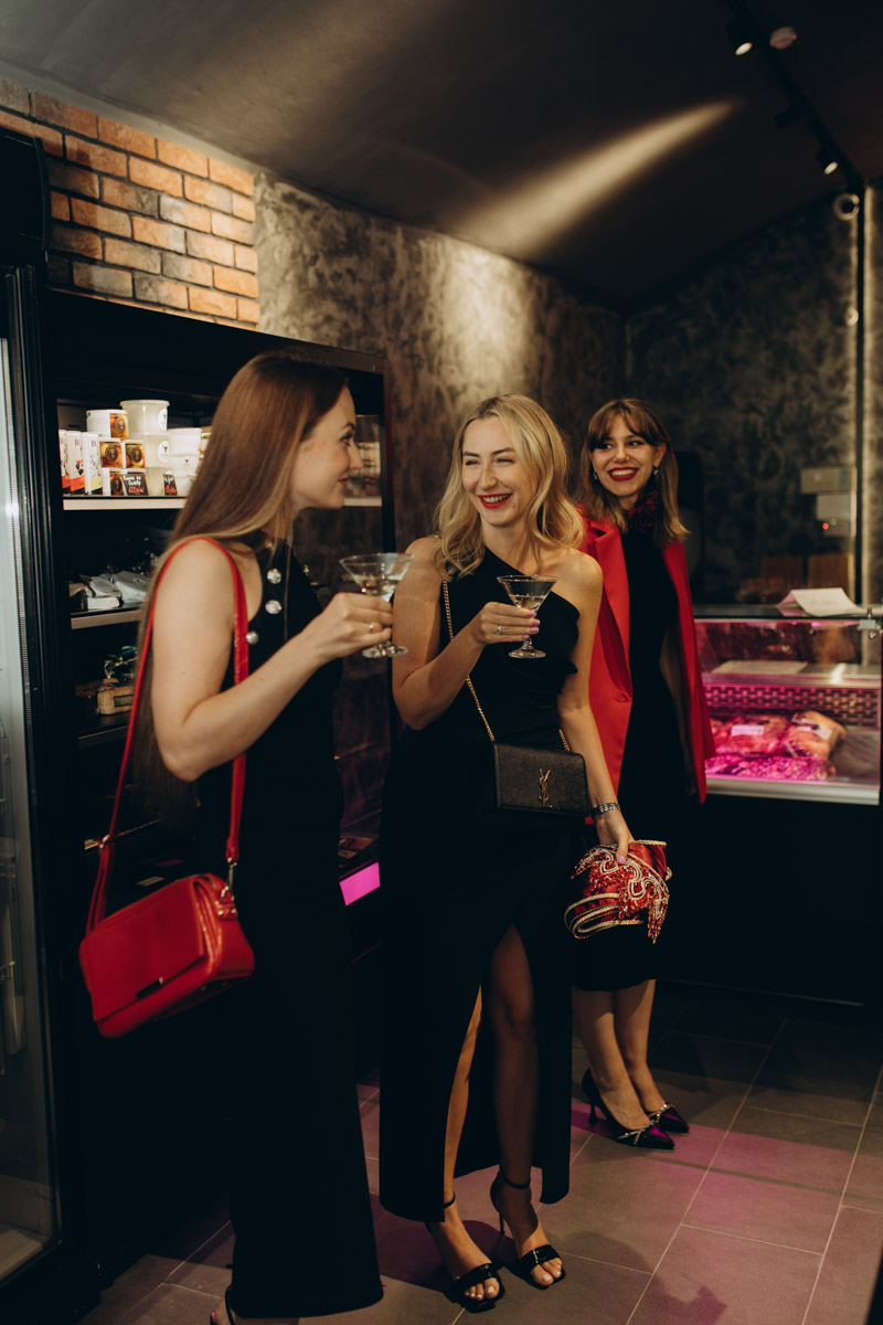 Утонченные и изысканные продукты теперь в шаговой доступности. Недавно в центре Владимира открылся гастробутик с широчайшим ассортиментом эксклюзивных деликатесов и напитков. Кстати, зайти туда можно не только за покупками, но и за приятной атмосферой. Подробнее о новой локации читайте в нашей статье.