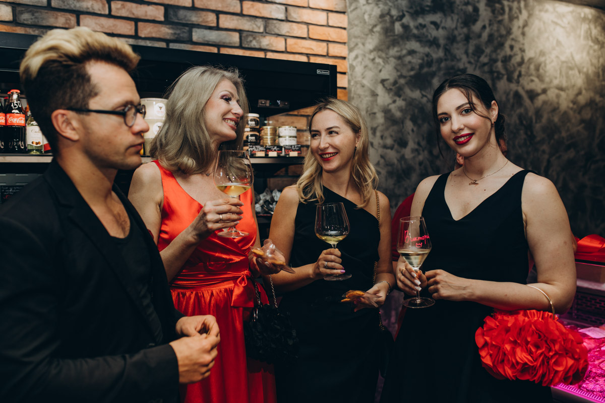 Утонченные и изысканные продукты теперь в шаговой доступности. Недавно в центре Владимира открылся гастробутик с широчайшим ассортиментом эксклюзивных деликатесов и напитков. Кстати, зайти туда можно не только за покупками, но и за приятной атмосферой. Подробнее о новой локации читайте в нашей статье.