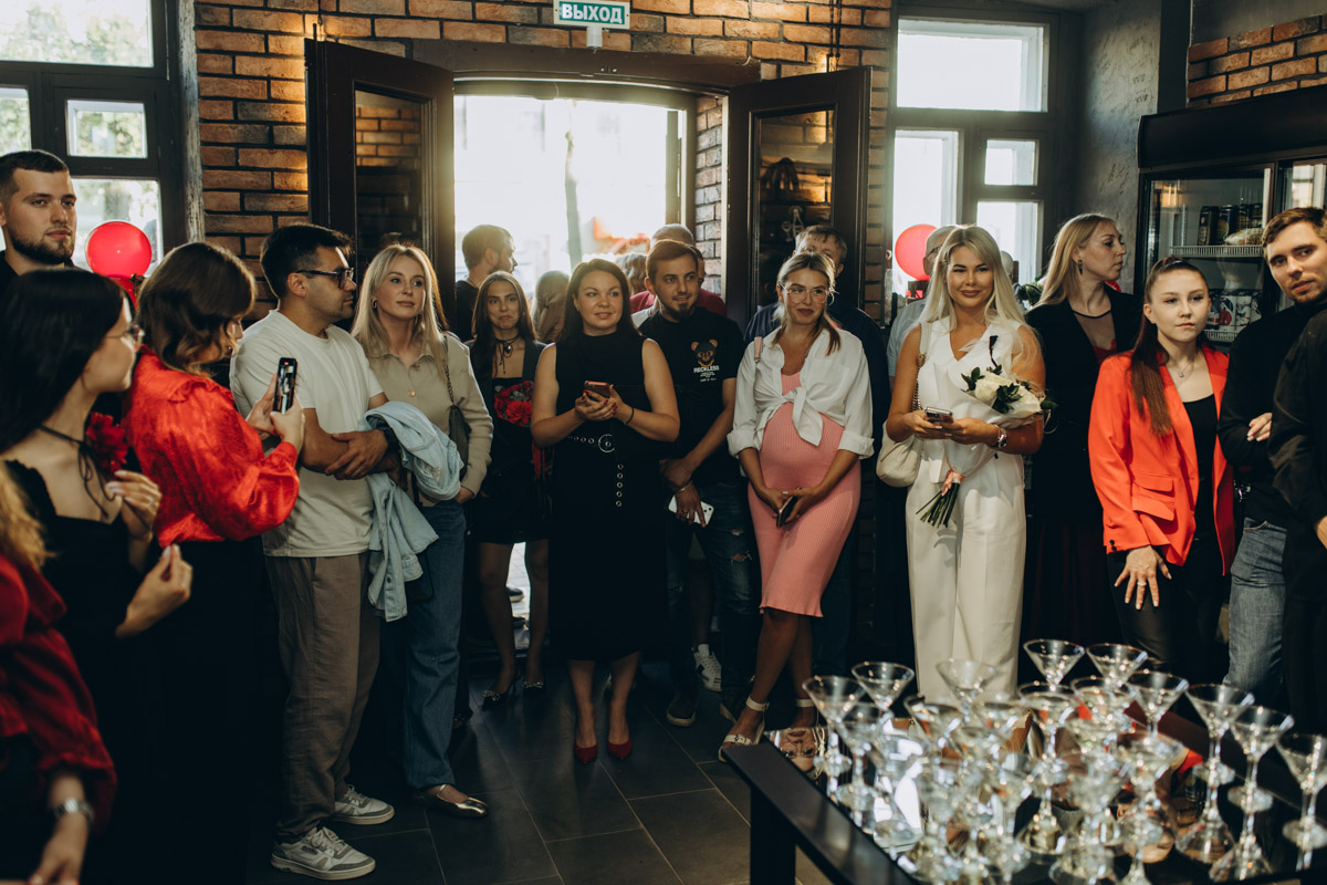 Утонченные и изысканные продукты теперь в шаговой доступности. Недавно в центре Владимира открылся гастробутик с широчайшим ассортиментом эксклюзивных деликатесов и напитков. Кстати, зайти туда можно не только за покупками, но и за приятной атмосферой. Подробнее о новой локации читайте в нашей статье.