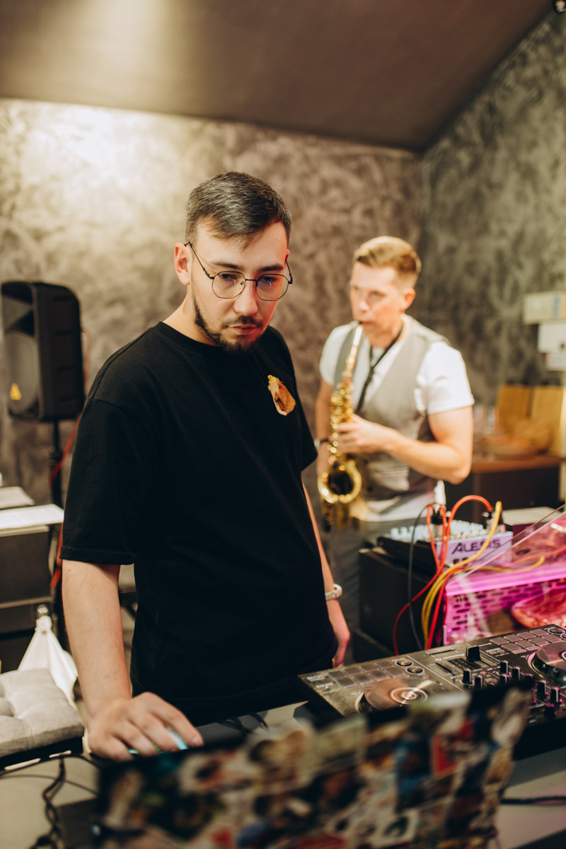 Утонченные и изысканные продукты теперь в шаговой доступности. Недавно в центре Владимира открылся гастробутик с широчайшим ассортиментом эксклюзивных деликатесов и напитков. Кстати, зайти туда можно не только за покупками, но и за приятной атмосферой. Подробнее о новой локации читайте в нашей статье.