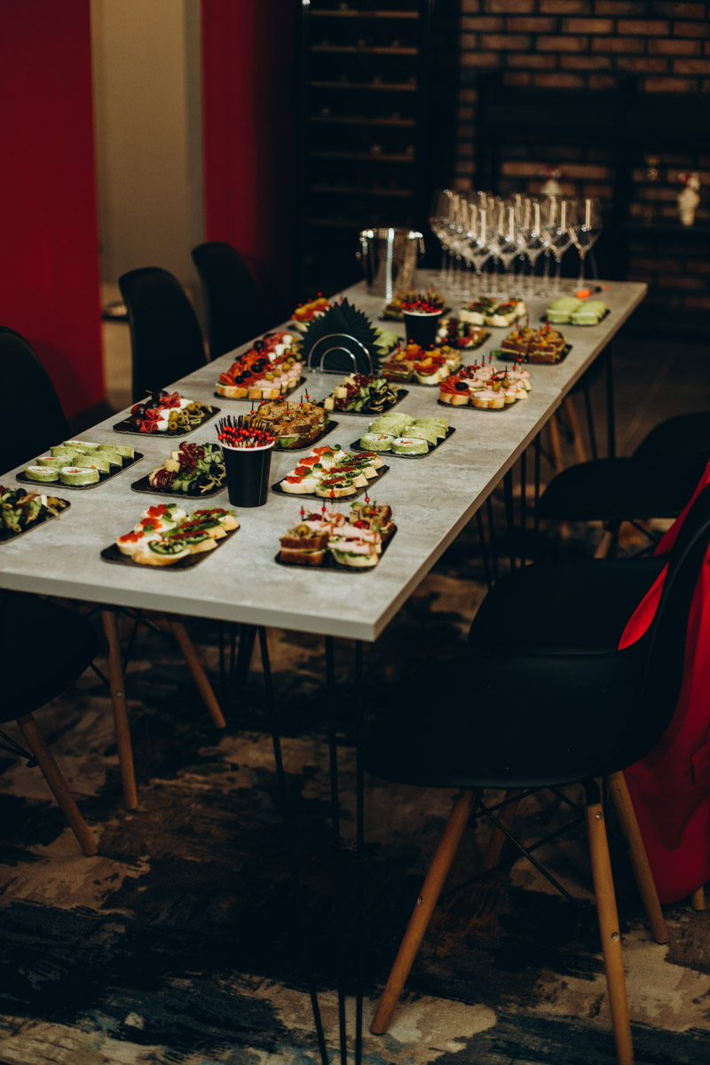 Утонченные и изысканные продукты теперь в шаговой доступности. Недавно в центре Владимира открылся гастробутик с широчайшим ассортиментом эксклюзивных деликатесов и напитков. Кстати, зайти туда можно не только за покупками, но и за приятной атмосферой. Подробнее о новой локации читайте в нашей статье.