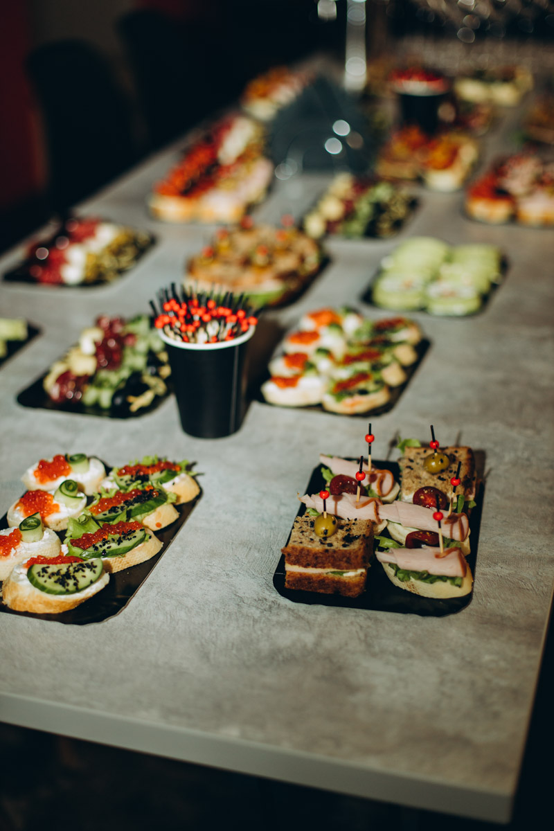 Утонченные и изысканные продукты теперь в шаговой доступности. Недавно в центре Владимира открылся гастробутик с широчайшим ассортиментом эксклюзивных деликатесов и напитков. Кстати, зайти туда можно не только за покупками, но и за приятной атмосферой. Подробнее о новой локации читайте в нашей статье.