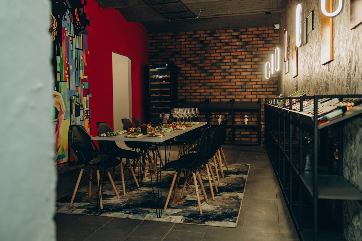 Утонченные и изысканные продукты теперь в шаговой доступности. Недавно в центре Владимира открылся гастробутик с широчайшим ассортиментом эксклюзивных деликатесов и напитков. Кстати, зайти туда можно не только за покупками, но и за приятной атмосферой. Подробнее о новой локации читайте в нашей статье.