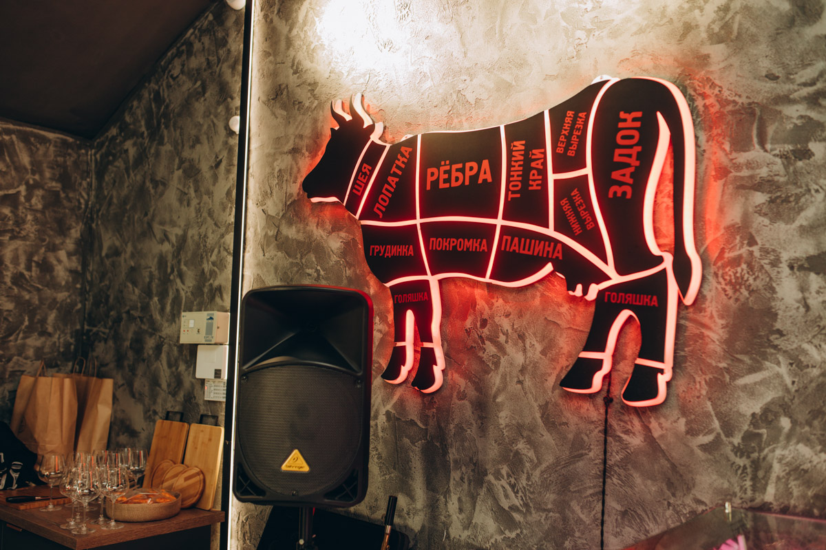 Утонченные и изысканные продукты теперь в шаговой доступности. Недавно в центре Владимира открылся гастробутик с широчайшим ассортиментом эксклюзивных деликатесов и напитков. Кстати, зайти туда можно не только за покупками, но и за приятной атмосферой. Подробнее о новой локации читайте в нашей статье.