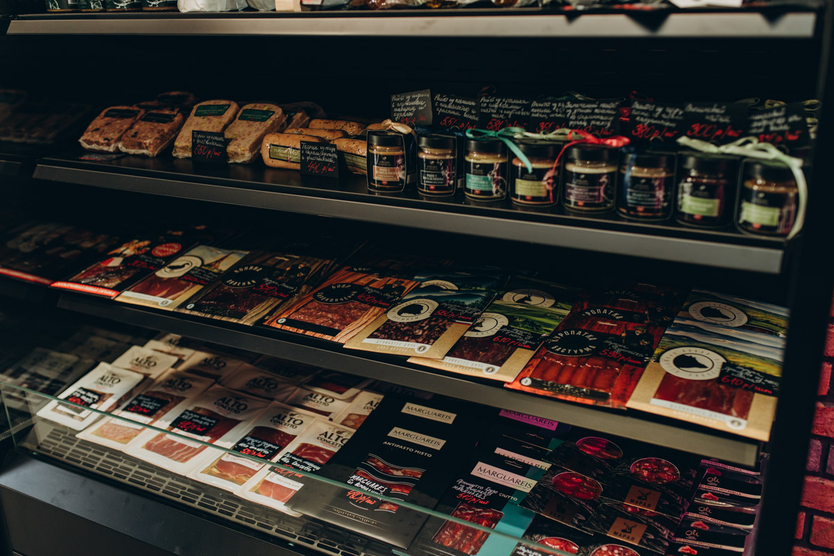 Утонченные и изысканные продукты теперь в шаговой доступности. Недавно в центре Владимира открылся гастробутик с широчайшим ассортиментом эксклюзивных деликатесов и напитков. Кстати, зайти туда можно не только за покупками, но и за приятной атмосферой. Подробнее о новой локации читайте в нашей статье.