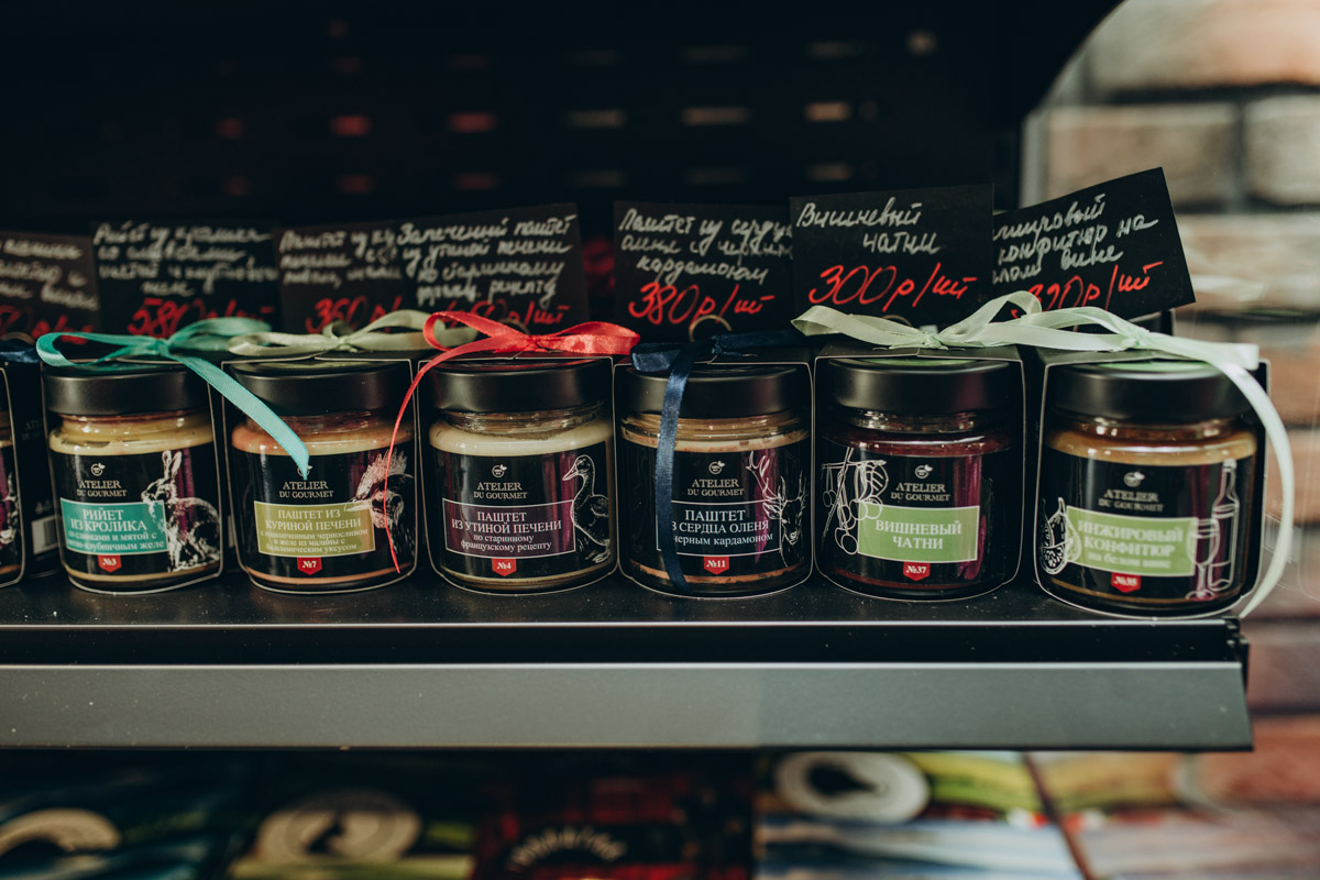 Утонченные и изысканные продукты теперь в шаговой доступности. Недавно в центре Владимира открылся гастробутик с широчайшим ассортиментом эксклюзивных деликатесов и напитков. Кстати, зайти туда можно не только за покупками, но и за приятной атмосферой. Подробнее о новой локации читайте в нашей статье.