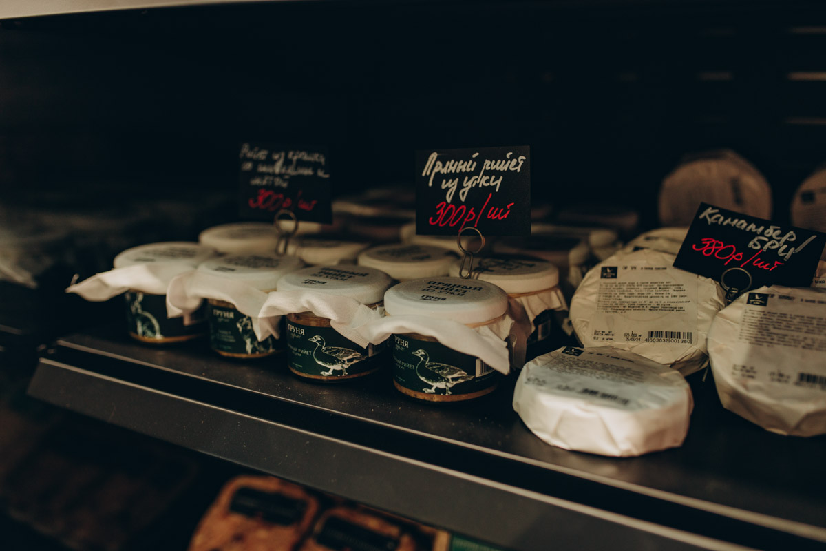 Утонченные и изысканные продукты теперь в шаговой доступности. Недавно в центре Владимира открылся гастробутик с широчайшим ассортиментом эксклюзивных деликатесов и напитков. Кстати, зайти туда можно не только за покупками, но и за приятной атмосферой. Подробнее о новой локации читайте в нашей статье.