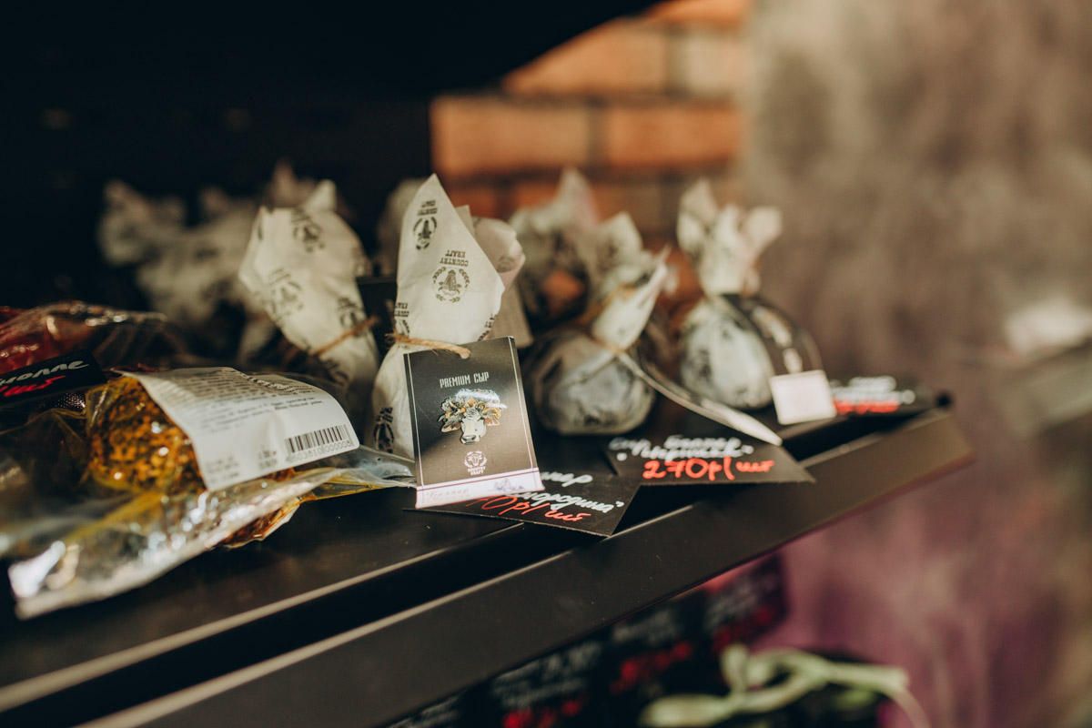 Утонченные и изысканные продукты теперь в шаговой доступности. Недавно в центре Владимира открылся гастробутик с широчайшим ассортиментом эксклюзивных деликатесов и напитков. Кстати, зайти туда можно не только за покупками, но и за приятной атмосферой. Подробнее о новой локации читайте в нашей статье.