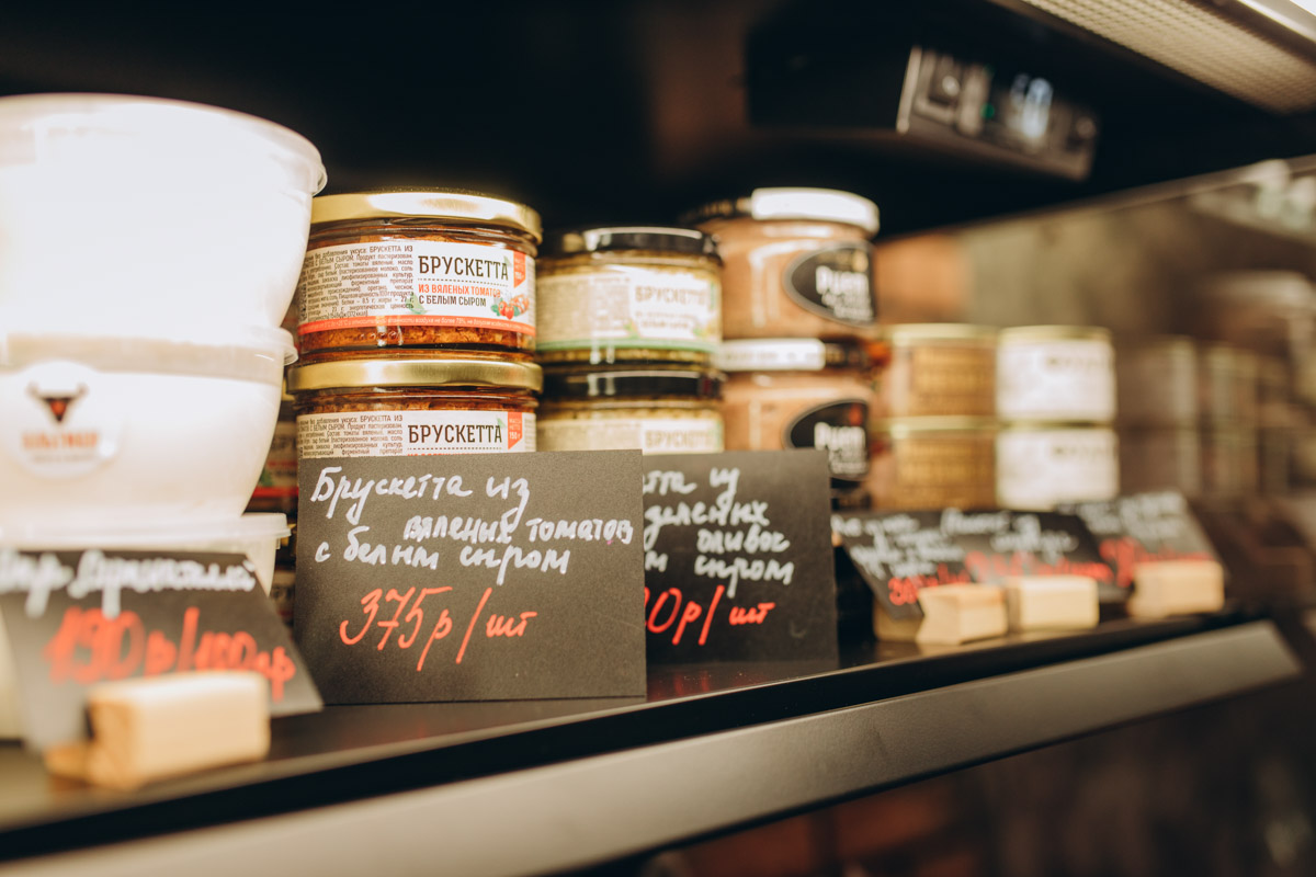 Утонченные и изысканные продукты теперь в шаговой доступности. Недавно в центре Владимира открылся гастробутик с широчайшим ассортиментом эксклюзивных деликатесов и напитков. Кстати, зайти туда можно не только за покупками, но и за приятной атмосферой. Подробнее о новой локации читайте в нашей статье.