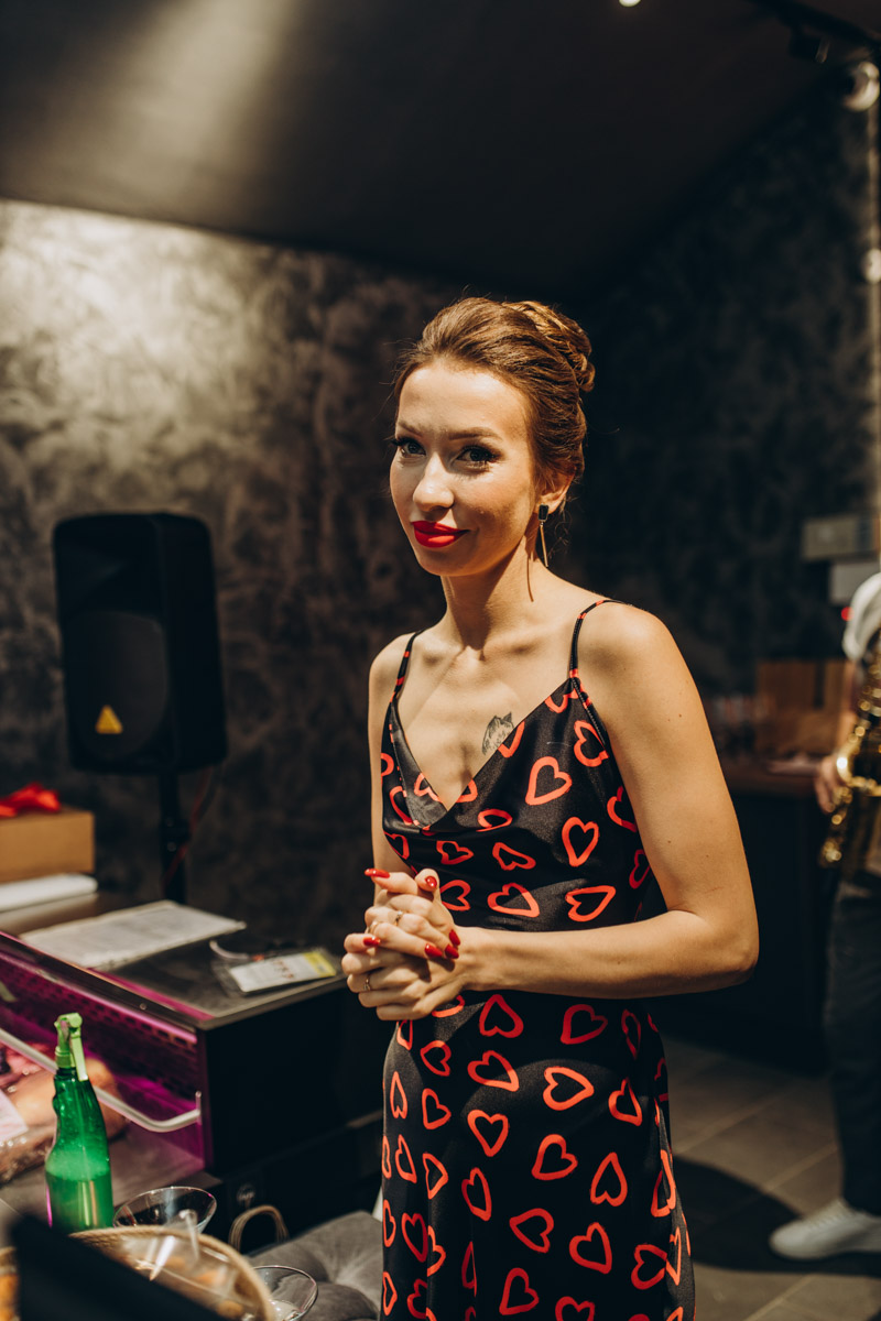 Утонченные и изысканные продукты теперь в шаговой доступности. Недавно в центре Владимира открылся гастробутик с широчайшим ассортиментом эксклюзивных деликатесов и напитков. Кстати, зайти туда можно не только за покупками, но и за приятной атмосферой. Подробнее о новой локации читайте в нашей статье.