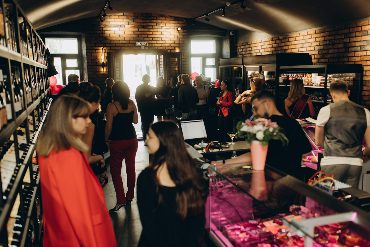 Утонченные и изысканные продукты теперь в шаговой доступности. Недавно в центре Владимира открылся гастробутик с широчайшим ассортиментом эксклюзивных деликатесов и напитков. Кстати, зайти туда можно не только за покупками, но и за приятной атмосферой. Подробнее о новой локации читайте в нашей статье.