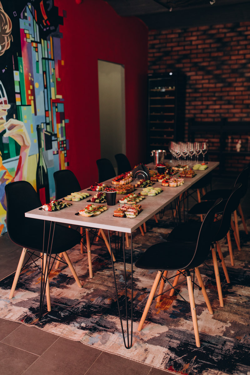 Утонченные и изысканные продукты теперь в шаговой доступности. Недавно в центре Владимира открылся гастробутик с широчайшим ассортиментом эксклюзивных деликатесов и напитков. Кстати, зайти туда можно не только за покупками, но и за приятной атмосферой. Подробнее о новой локации читайте в нашей статье.